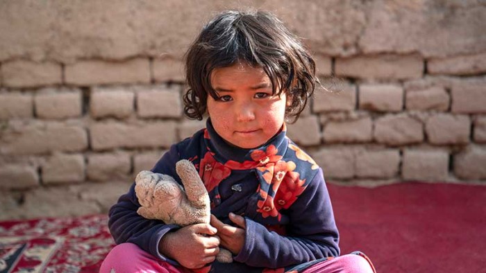 Setara är fem år och på flykt i Afghanistan med sin familj.