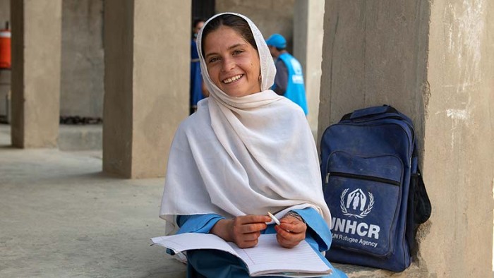 En flicka på flykt är lycklig över att få gå i skolan.